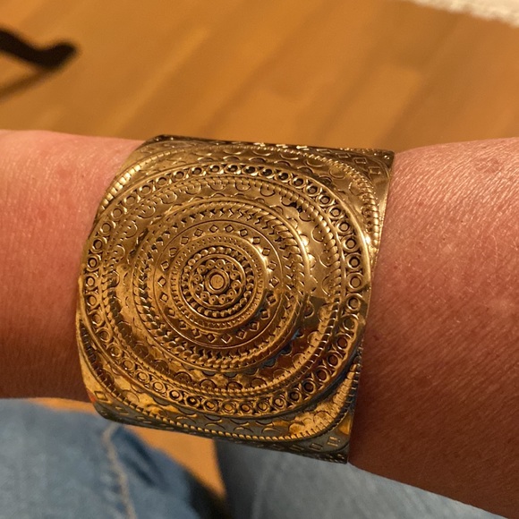 New in Box - Goldtone Cuff bracelet Fitbit tracker - Picture 3 of 6